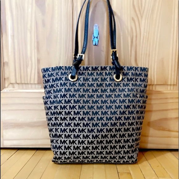 LIKE NEW❗️AUTHENTIC MICHAEL KORS JET SET MONOGRAM TOTE - Picture 2 of 14
